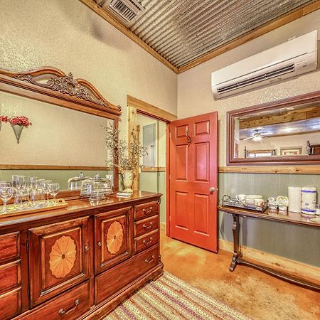 Historic Rocky Hill Apartment Fredericksburg Bilik gambar