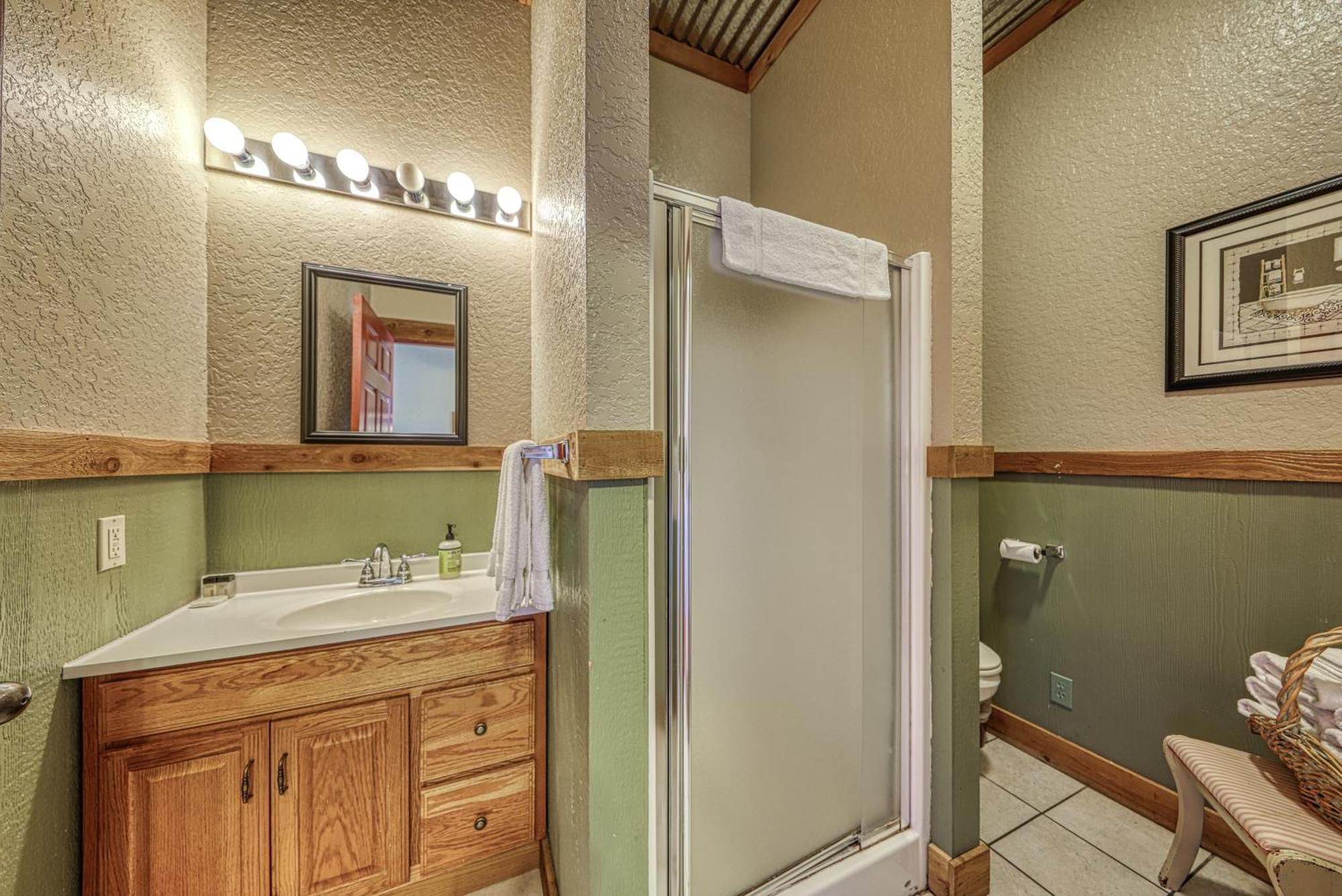 Historic Rocky Hill Apartment Fredericksburg Bilik gambar