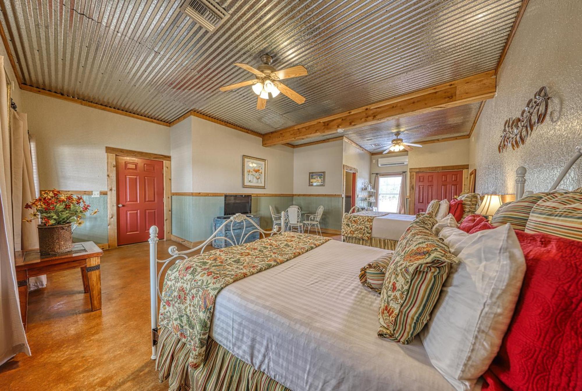 Historic Rocky Hill Apartment Fredericksburg Bilik gambar