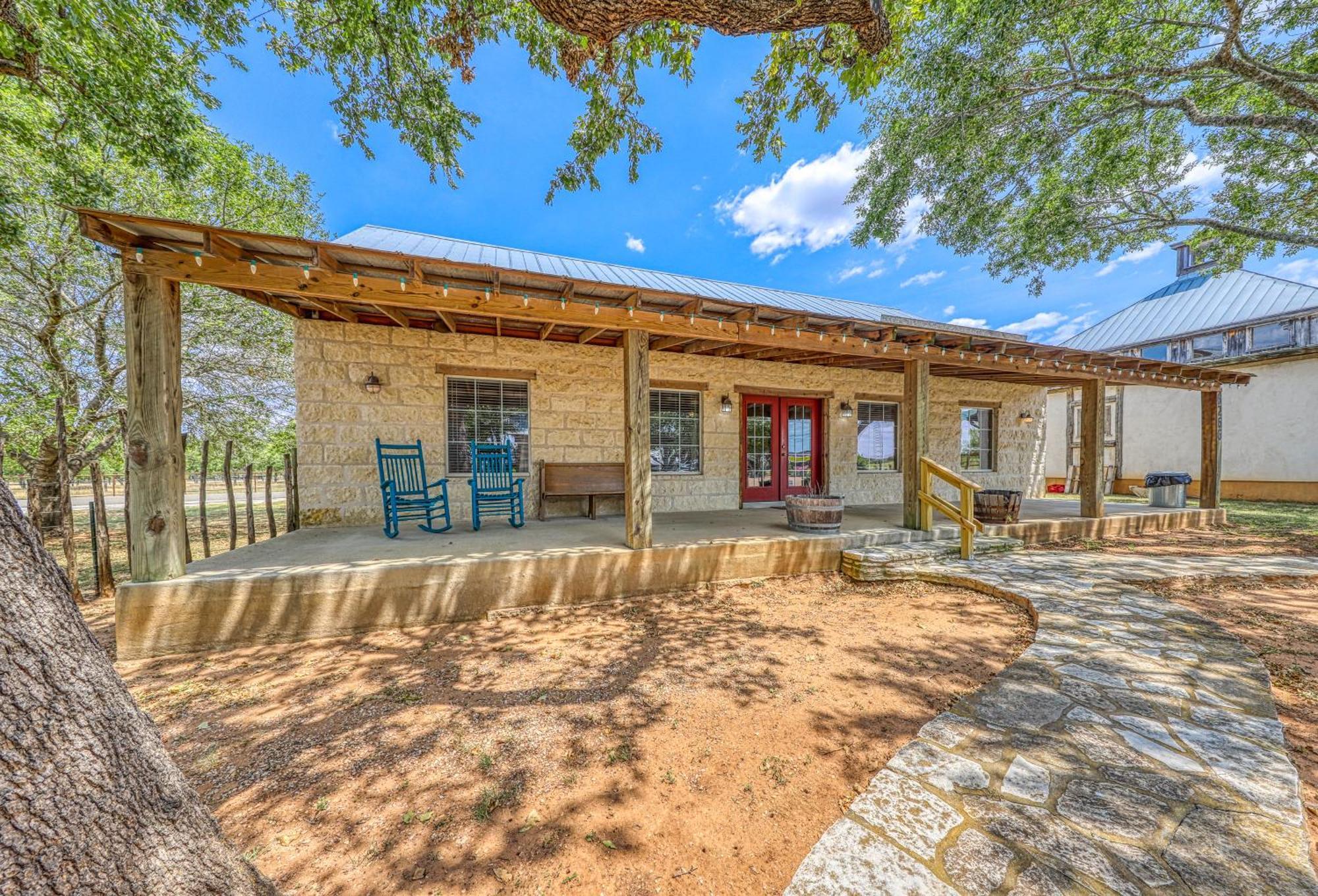Historic Rocky Hill Apartment Fredericksburg Bilik gambar