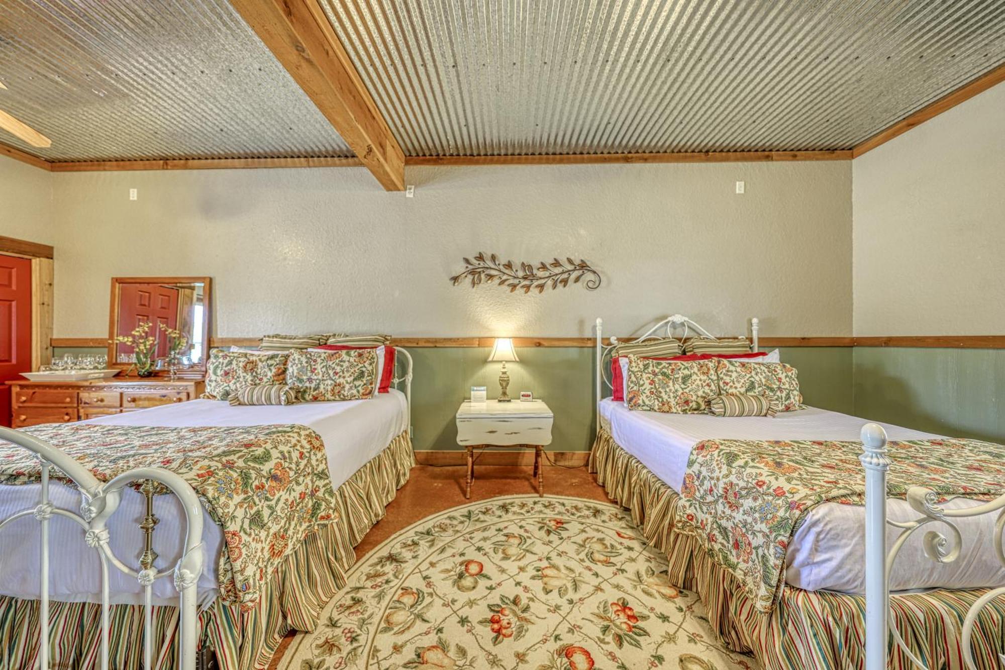 Historic Rocky Hill Apartment Fredericksburg Bilik gambar