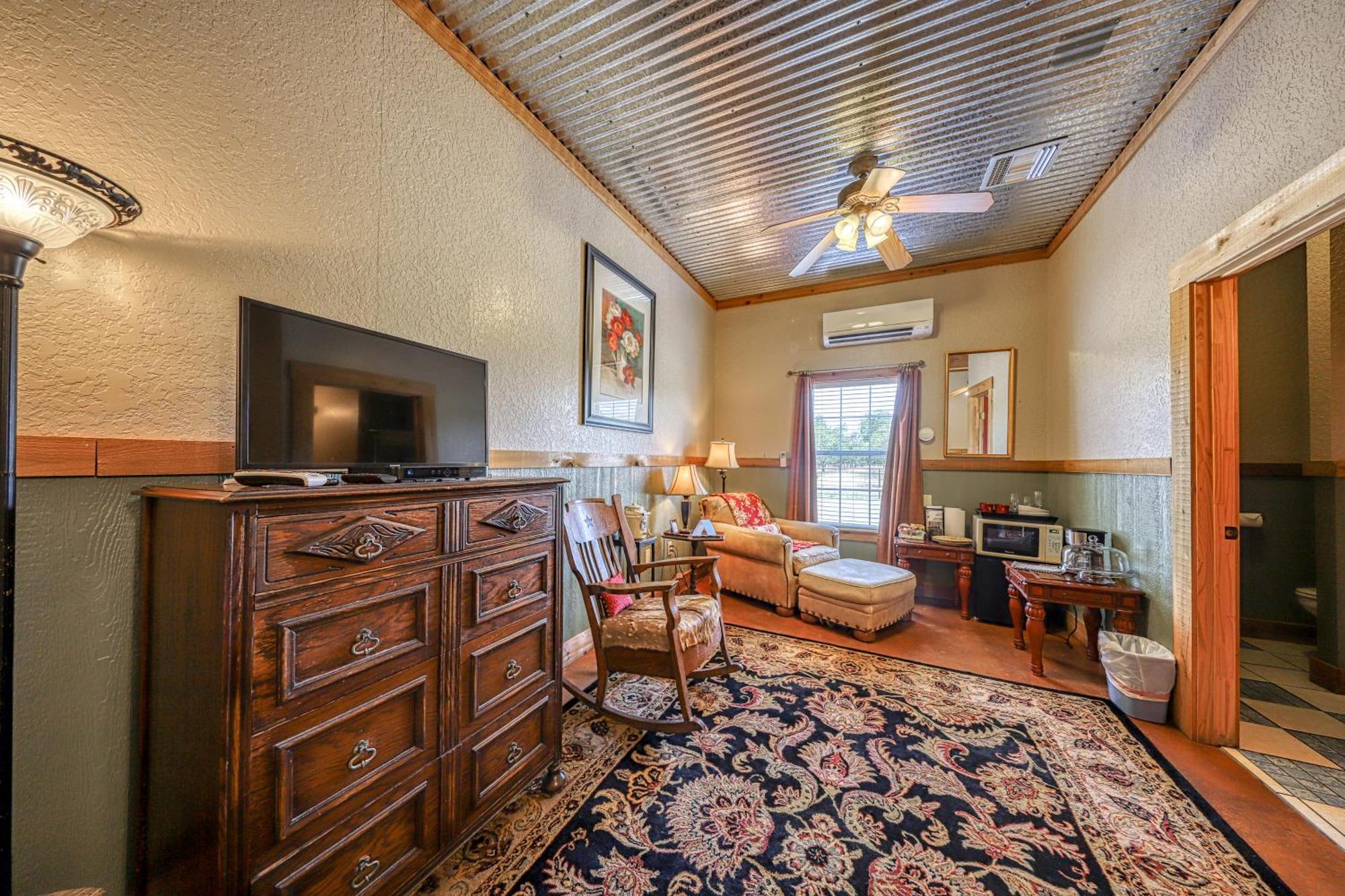 Historic Rocky Hill Apartment Fredericksburg Bilik gambar