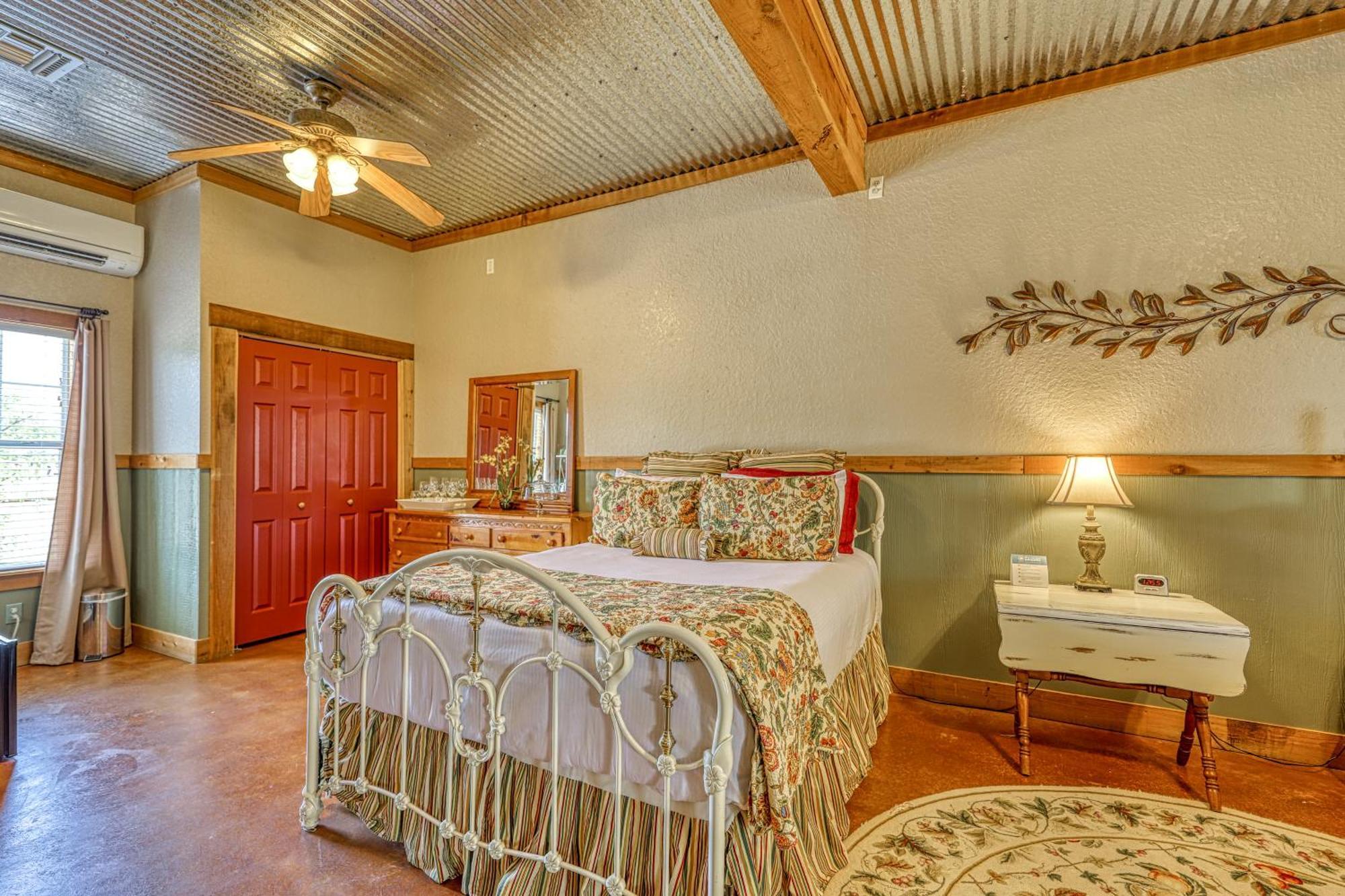 Historic Rocky Hill Apartment Fredericksburg Bilik gambar