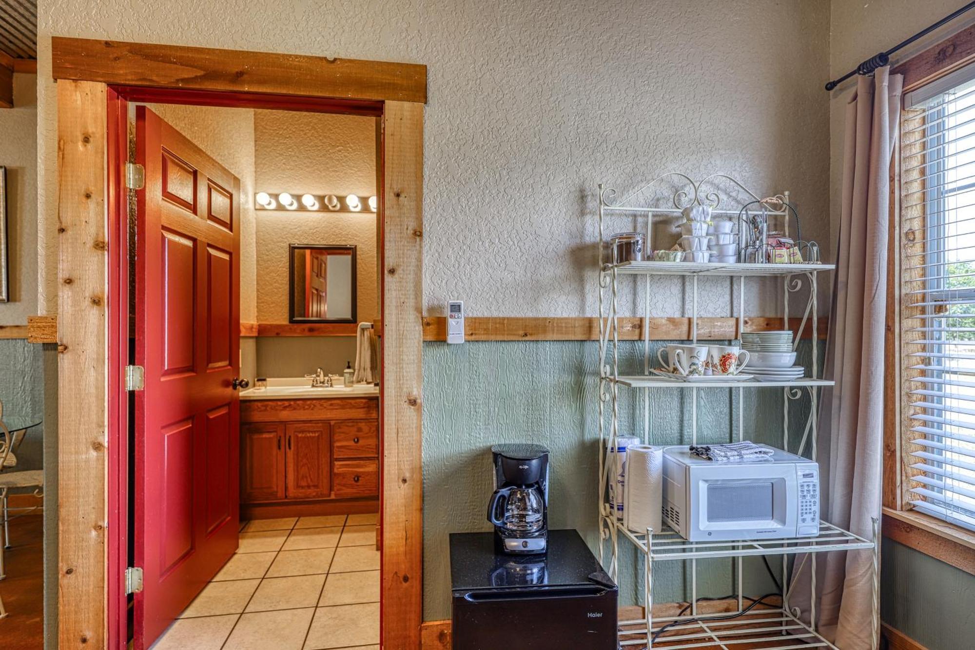 Historic Rocky Hill Apartment Fredericksburg Bilik gambar