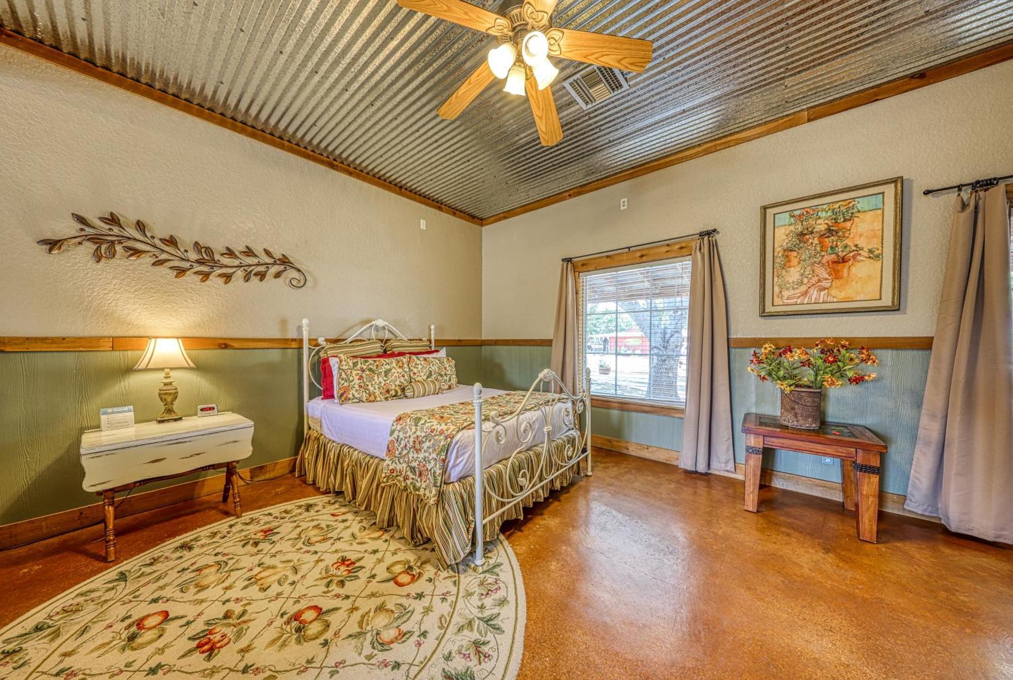 Historic Rocky Hill Apartment Fredericksburg Bilik gambar