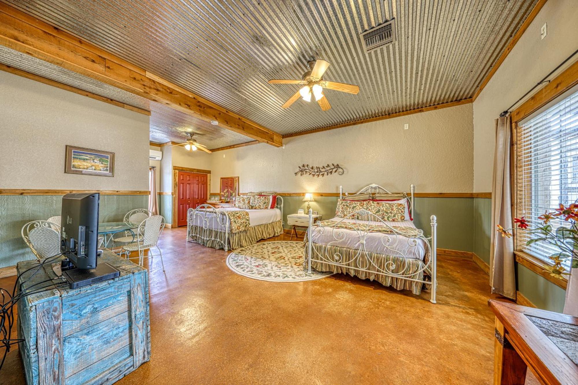 Historic Rocky Hill Apartment Fredericksburg Bilik gambar