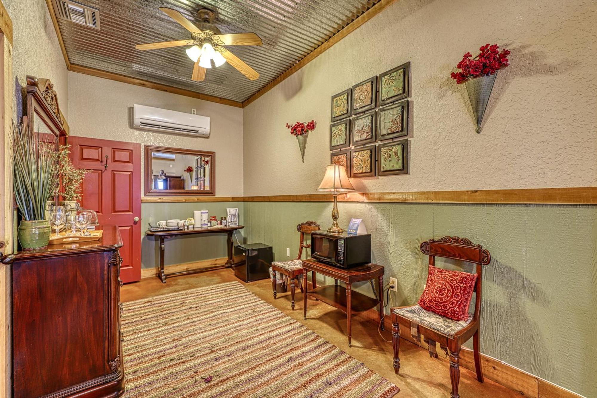 Historic Rocky Hill Apartment Fredericksburg Bilik gambar