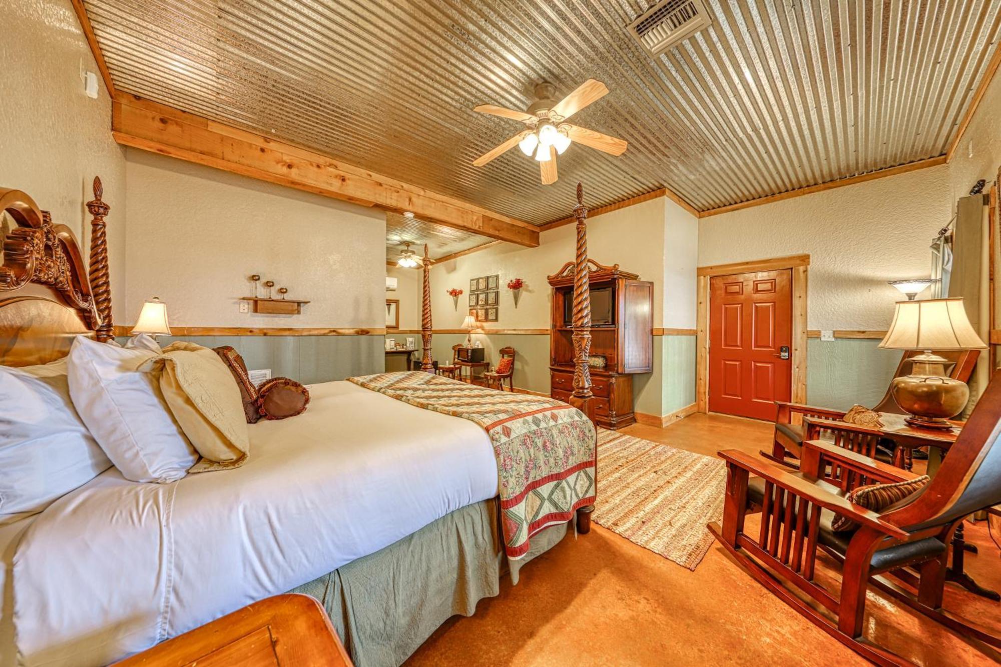 Historic Rocky Hill Apartment Fredericksburg Bilik gambar