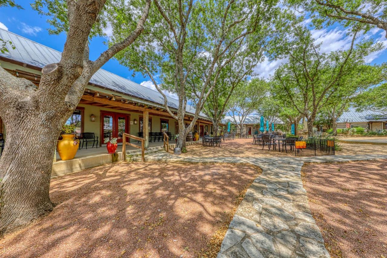 Historic Rocky Hill Apartment Fredericksburg Luaran gambar